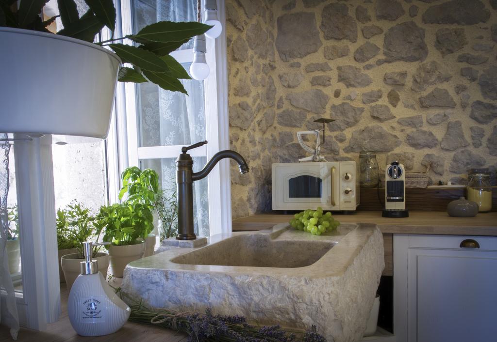 White Cottage Heritage House Čižići Eksteriør billede