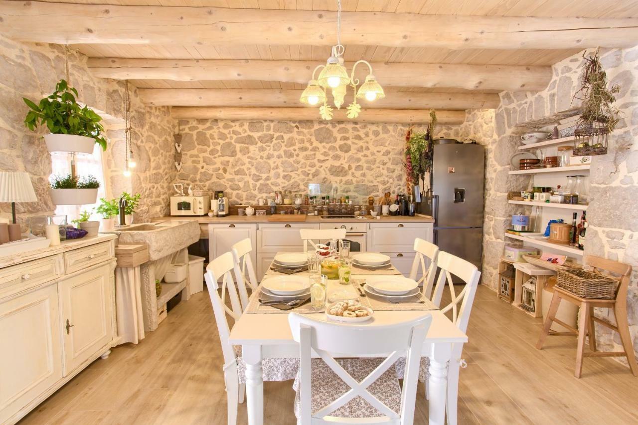 White Cottage Heritage House Čižići Eksteriør billede