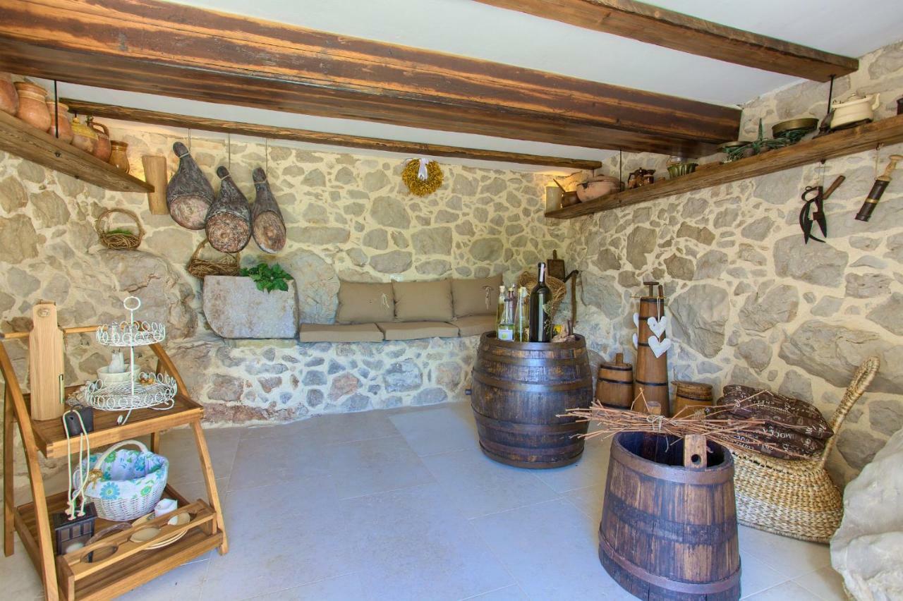 White Cottage Heritage House Čižići Eksteriør billede