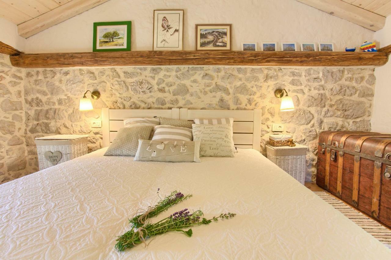 White Cottage Heritage House Čižići Eksteriør billede