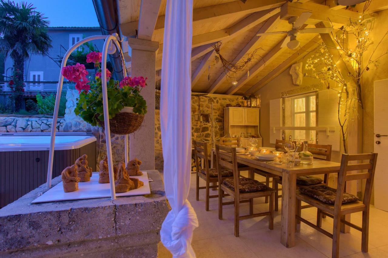 White Cottage Heritage House Čižići Eksteriør billede