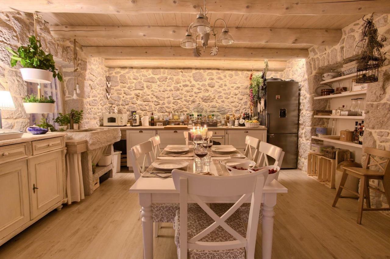 White Cottage Heritage House Čižići Eksteriør billede